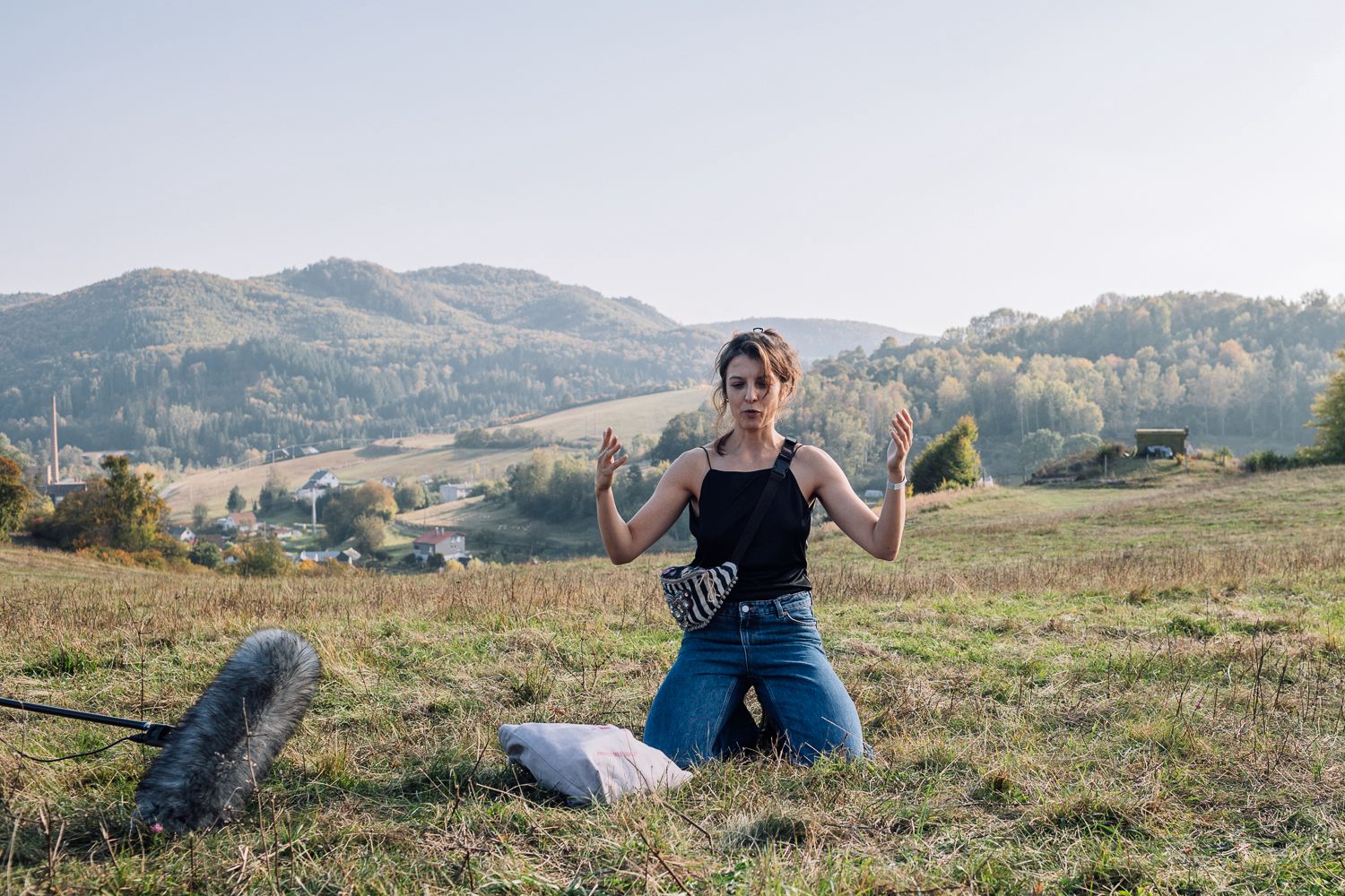 Eva Priečková v krajině během pohybové práce